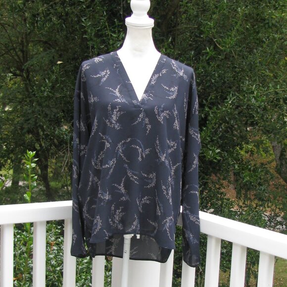 VINCE Sprig Floral print v neck top shirt blouse Large pullover luxury style - Picture 3 of 7